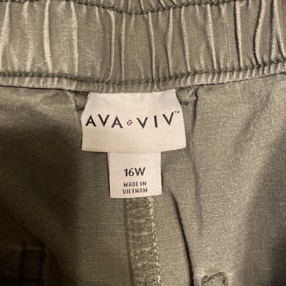 Comfortable elastic waist pants in a light sage green - Picture 3 of 5